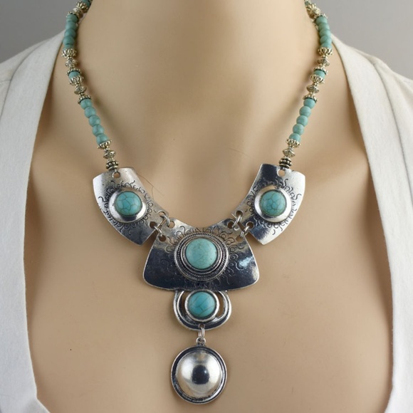 BG Designs Jewelry - Turquoise Necklace & Earring Set
